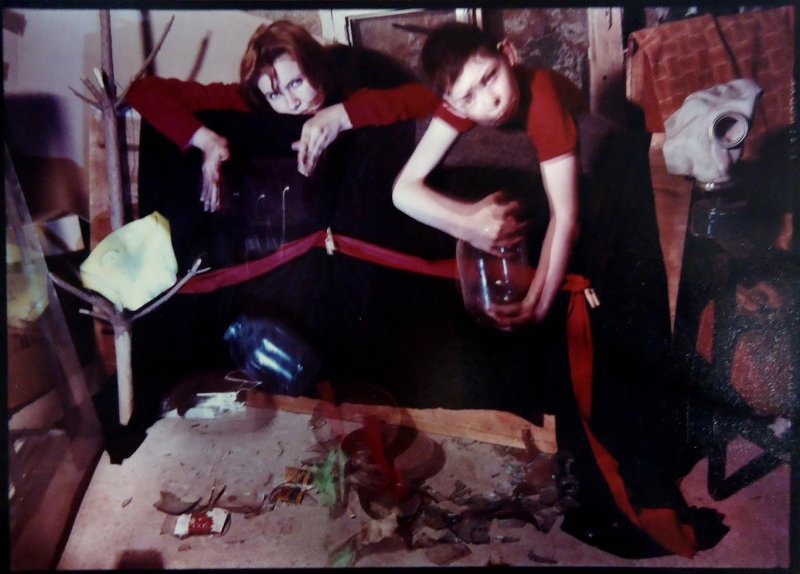 «...банки раскалывать...», 1990-е, г. Самара. Фотография «Звезда самарской фотографии – Евгений Рябушко» с этой фотографией.