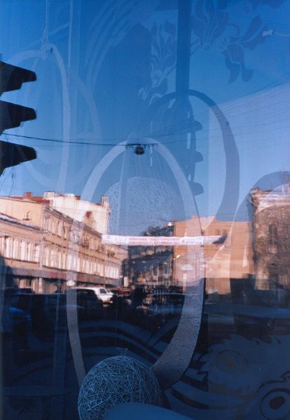 Отражение улицы в витрине, 1996 - 1997, г. Москва