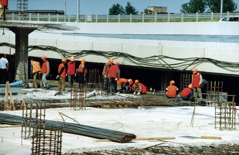 Работы по строительству Третьего транспортного кольца, 1997 год, г. Москва. Выставка «Ни дня без стройки!» с этой фотографией.