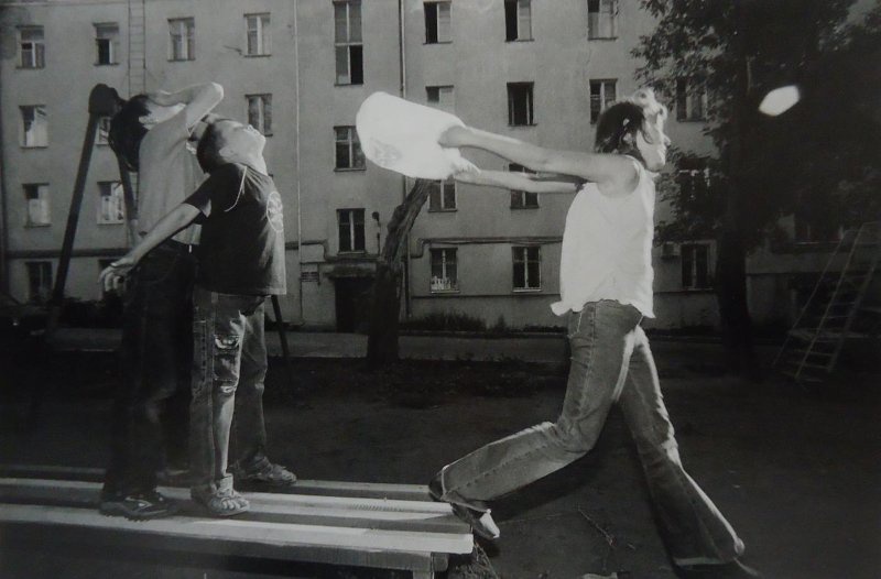 «Нести за собой», 1990-е, г. Самара. Фотография «Звезда самарской фотографии – Евгений Рябушко» с этой фотографией.