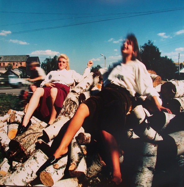 Женщины на березовых чурбаках, 1994 год, Чувашия, г. Алатырь. Из серии «Алатырь».Выставка «Путешествие в Чувашию» с этой фотографией.