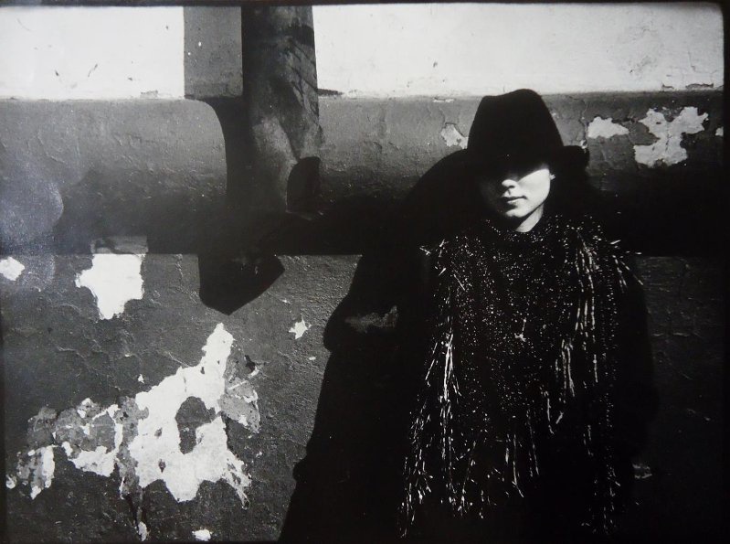 Портрет неизвестной в шляпе, 1980-е. Выставка «Контрастный город Михаила Ладейщикова» с этой фотографией.