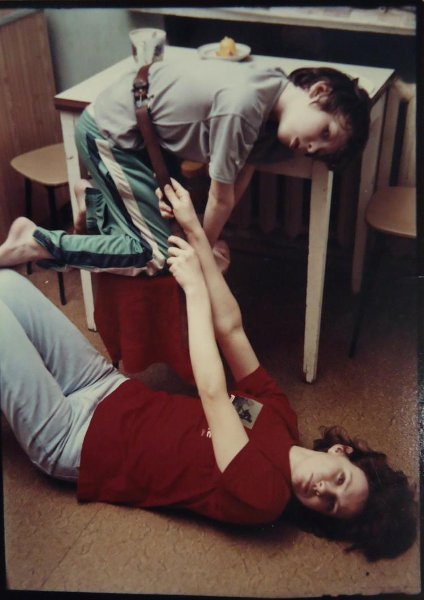 «...затягивать ремень...», 1990-е, г. Самара. Фотография «Звезда самарской фотографии – Евгений Рябушко» с этой фотографией.