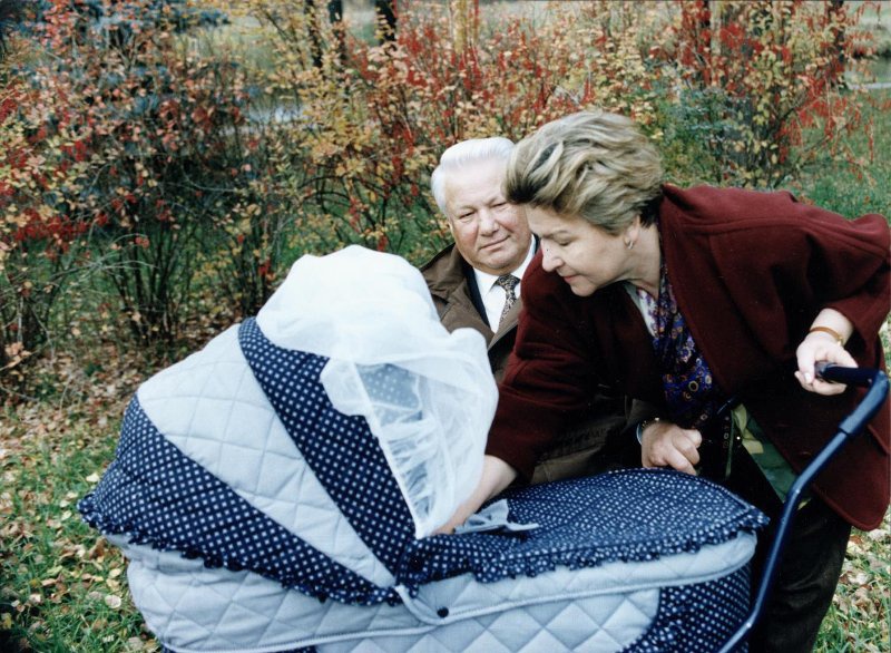 Борис Николаевич и Наина Иосифовна Ельцины у детской коляски, 1996 год. Видео «Полвека с политиком» с этой фотографией.