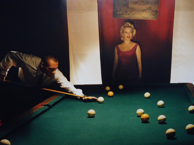 Мужчина в образе Владимира Маяковского и женщина в образе Мэрилин Монро в интерьере бильярдной, 1998 год. Выставка «"Шахматы в движении" – бильярд» с этой фотографией.
