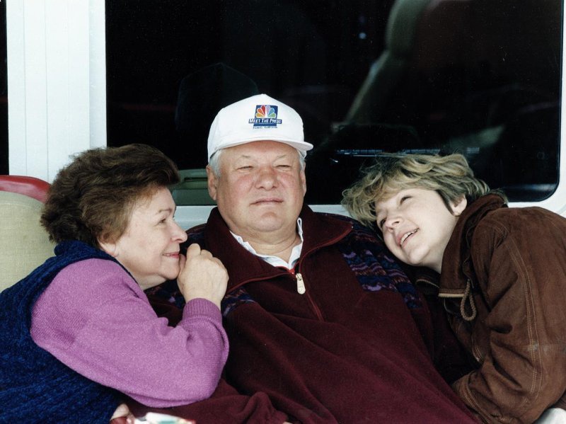 Борис Ельцин с женой Наиной и дочерью Татьяной, 1991 - 1996. Выставка «В кругу семьи: от Ульянова до Ельцина», видео «Полвека с политиком» с этой фотографией.