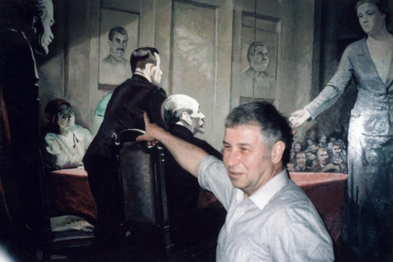 Илья Кабаков, 1981 - 1989. Картина «Проверена! На партийной чистке» (1981).Выставка «КАБАКОВ» с этой фотографией.