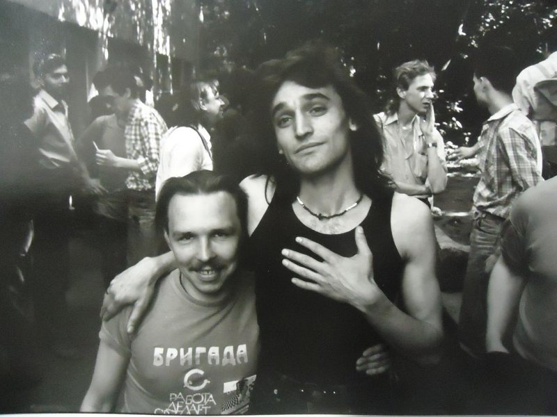 Гарик Сукачев и Артур, 1987 год, г. Москва. Слева Гарик Сукачев – основатель (вместе с Сергеем Галаниным) и лидер рок-группы «Бригада С» (1984–1994 годы).Выставка «Когда все были молодыми» с этой фотографией.