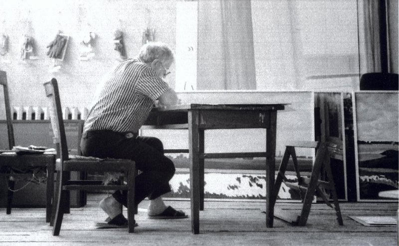 Илья Кабаков за работой в мастерской, 1985 год. Выставка «КАБАКОВ» с этой фотографией.