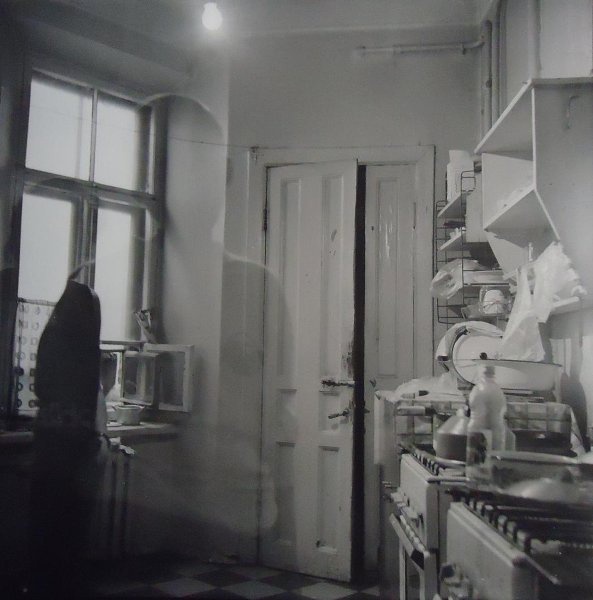 Интерьер кухни, 1996 год, г. Санкт-Петербург. Выставка «Разговоры на кухне» с этой фотографией.