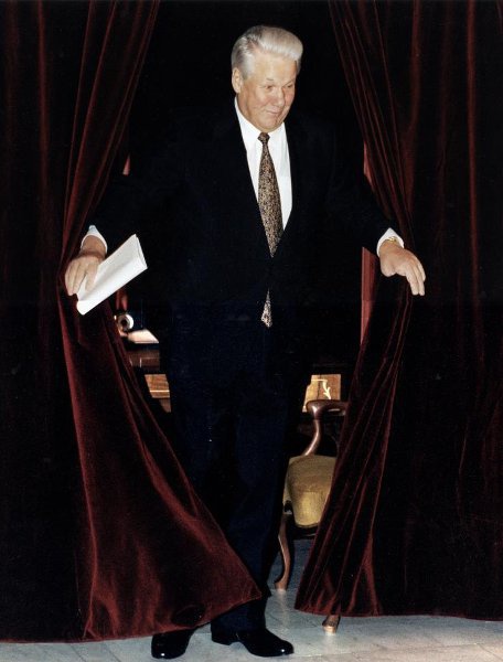 Борис Ельцин открывает занавес, 1990 - 1996. Выставка «10 лучших фотографий: как улыбались вожди» с этим снимком.