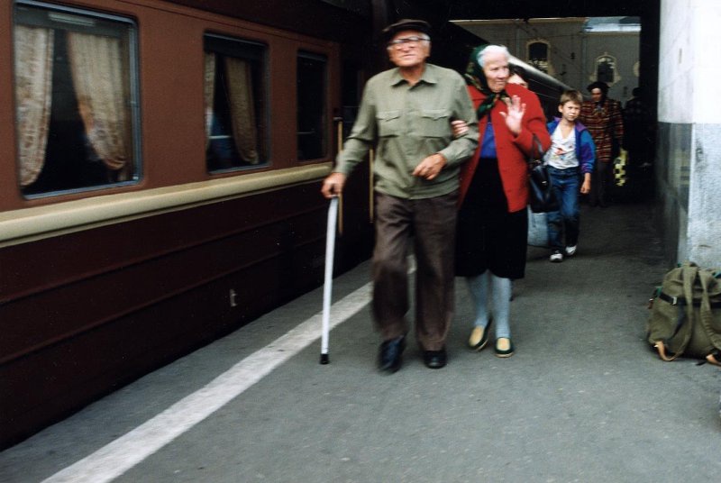 На перроне вокзала, 1997 год, г. Москва