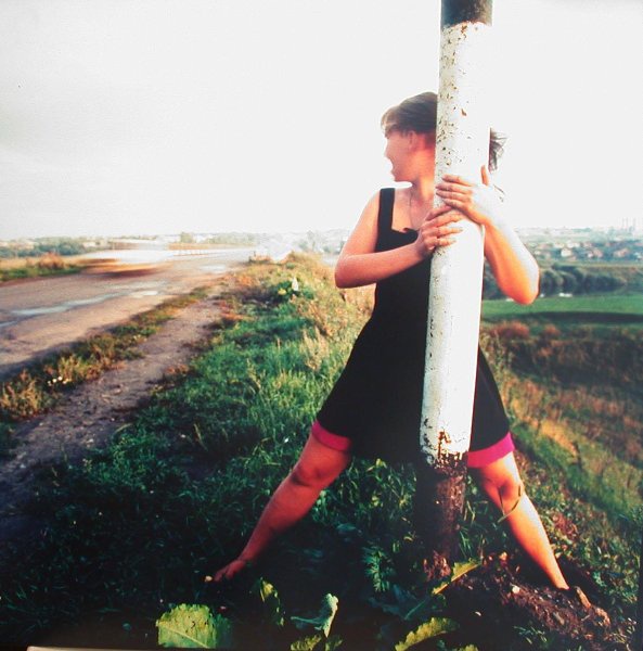 Девушка у столба, 1995 год, Чувашия, г. Алатырь. Выставка «Сергей Чиликов. "Съемщик» и «визуалист"» с этой фотографией.