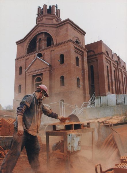 Строительство храма Рождества Христова, октябрь 1997, Краснодарский край, г. Краснодар. 10 мая 1992 года был освящен и заложен первый камень в основание будущего храма.&nbsp;