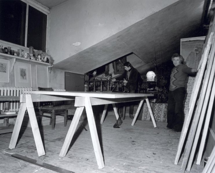 Илья Кабаков в мастерской, 1980-е. Выставка «КАБАКОВ» с этой фотографией.