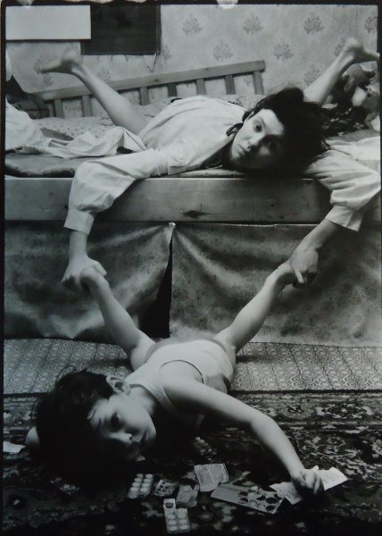 «...подбирать лекарства...», 1990-е, г. Самара. Фотография «Звезда самарской фотографии – Евгений Рябушко» с этой фотографией.
