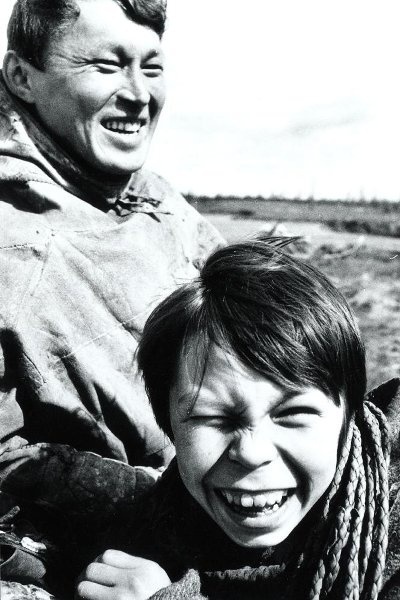 Портрет отца и сына, 1990-е, Ямало-Ненецкий АО. Из серии «Ямало-Ненецкий автономный округ».Выставка «Сыновья» с этой фотографией.