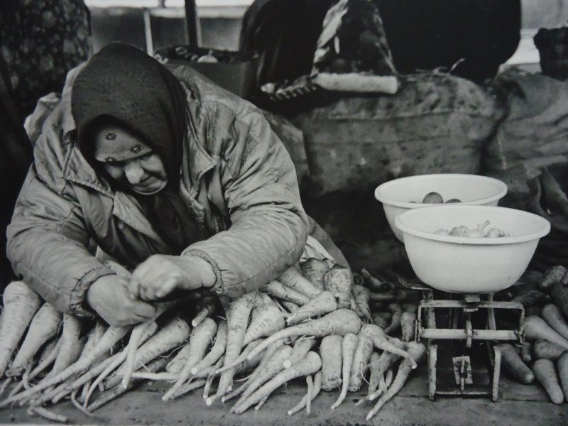 На Сенном рынке, октябрь 1997, Краснодарский край, г. Краснодар. Выставки&nbsp;«Рынки, развалы, очереди, лотки и ваучеры...»&nbsp; и «Новый урожай» с этой фотографией.