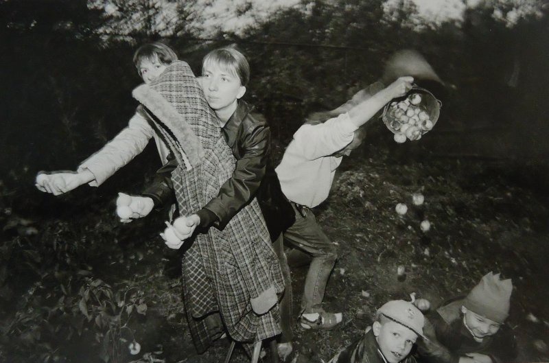 «"Нести яйца" – плодородить», 1990-е, г. Самара. Фотография «Звезда самарской фотографии – Евгений Рябушко» с этой фотографией.