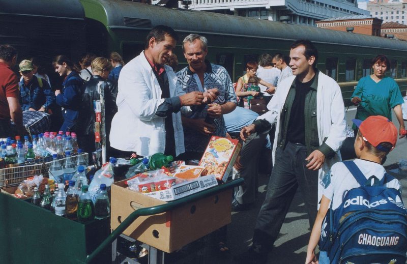 Торговая точка на перроне вокзала, 1997 год, г. Москва. Выставка «История страны под стук колес» с этой фотографией.