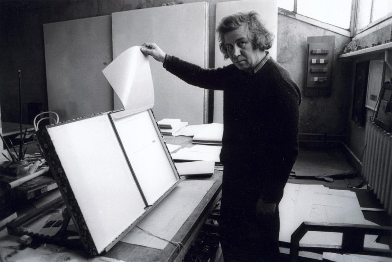 Илья Кабаков за работой, 1980-е. Выставка «Художник за работой» с этой фотографией.