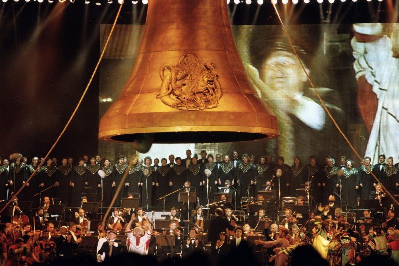 Концерт, посвященный 850-летию Москвы, 5 - 7 сентября 1997, г. Москва. Выставки&nbsp;«Москва праздничная»&nbsp;и «Москва эпохи мэра Юрия Лужкова» с этой фотографией.
