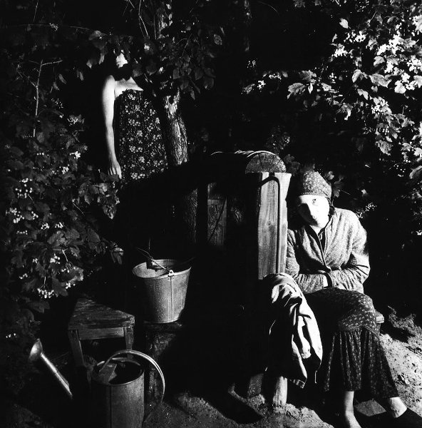 Деревенские вечера, 1986 год, Марийская АССР, пос. Кундыш. Выставка «Источник воды и хранитель тайн» с этой фотографией.