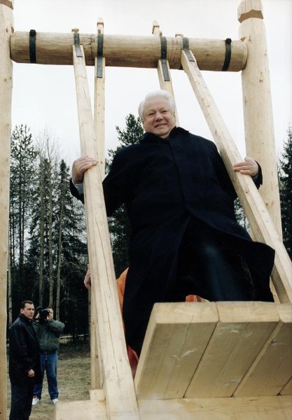 Борис Ельцин на качелях, 25 мая 1996, г. Архангельск. Видео «Говорит Ельцин», выставка «На качелях» с этой фотографией.