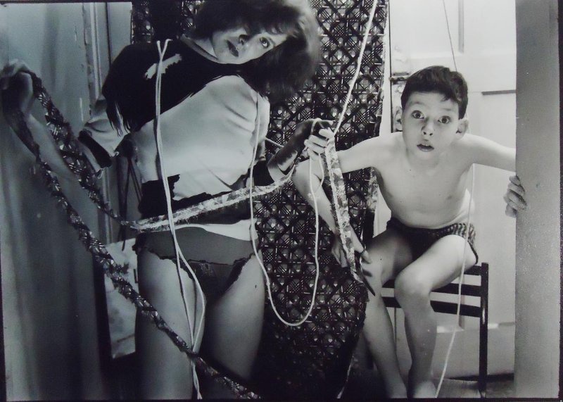 «... отрезать кромку...», 1990-е, г. Самара. Фотография «Звезда самарской фотографии – Евгений Рябушко» с этой фотографией.