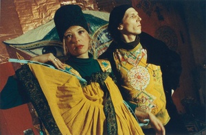 Члены арт-группы «Север» Катя Рыжикова и Александр Лугин, 1989 год, г. Москва. Съемка для британского журнала i-D, посвященного авангардной моде, музыке, искусству и молодежной культуре. Был основан дизайнером и бывшим арт-директором Vogue Терри Джонсом в 1980 году. 