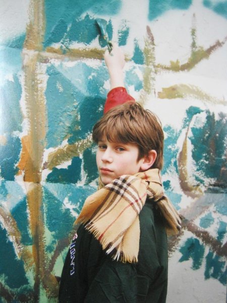 Рисующий мальчик, 1997 год, г. Москва. Выставка «Клетка на все времена» с этой фотографией.