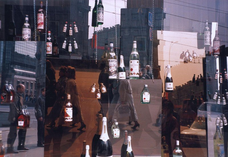 Витрина винного магазина, 1996 - 1997, г. Москва. Выставки&nbsp;«Москва эпохи мэра Юрия Лужкова»&nbsp;и «In vino / pivo / vodka veritas...» с этой фотографией. 