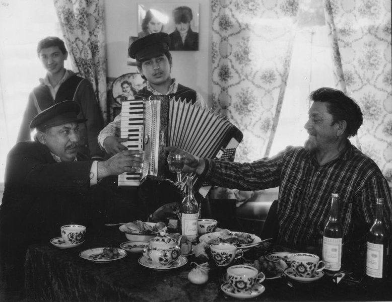 Из цикла «Застолье», 1980-е, г. Новокузнецк. Фото № 3.Выставка «Кузбасс» с этой фотографией.