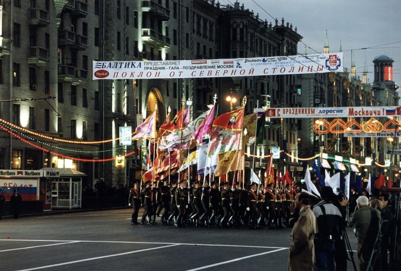 Праздничное шествие военных, 6 - 7 сентября 1997, г. Москва. Выставки&nbsp;«Москва праздничная»&nbsp;и «Двигатели торговли» с этой фотографией.