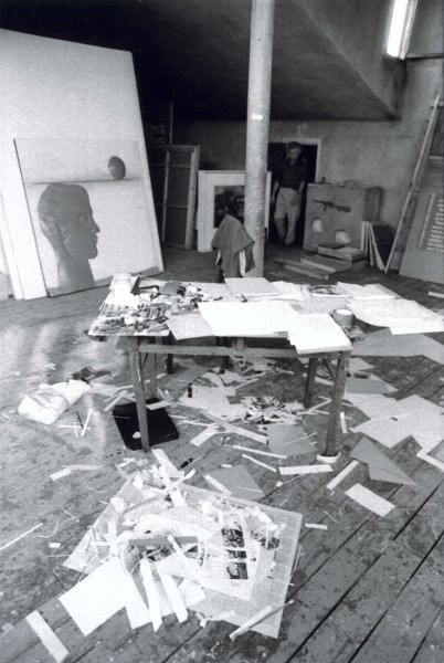 В студии, 1980-е. Картина «Голова с шаром» (1965).&nbsp;Выставка «КАБАКОВ» с этой фотографией.