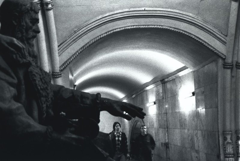 В переходе, 1998 год, г. Москва. Выставка «Московский метрополитен. Будущее сегодня» с этим снимком.