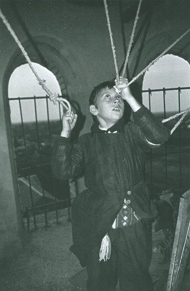 Русская Древлеправославная Церковь. Звонарь Гриша Рассолов, ноябрь 1997, Краснодарский край, Приморско-Ахтарский р-н, хутор Новопокровский. Одно из старообрядческих поповских согласий, действующих в Российской Федерации и некоторых иных странах. Основу Церкви составили беглопоповцы, принимавшие священство, переходящее от новообрядческой церкви, и не признавшие белокриницкой иерархии.&nbsp;