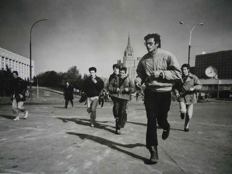 Из серии «Вихри враждебные», 4 октября 1993, г. Москва. Разгон Съезда народных депутатов и Верховного Совета Российской Федерации (также известный как «Расстрел Белого дома», «Расстрел Дома Советов», «Октябрьский путч») – внутриполитический конфликт в Российской Федерации 21 сентября – 4 октября 1993 года. Произошел вследствие конституционного кризиса, развивавшегося с декабря 1992 года.