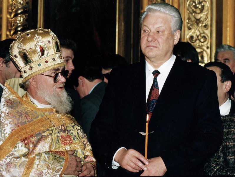 Борис Ельцин в храме, 6 января 1993. Выставки&nbsp;«Говорить на одном языке», «Свеча горела...» и видео «Говорит Ельцин» с этой фотографией.