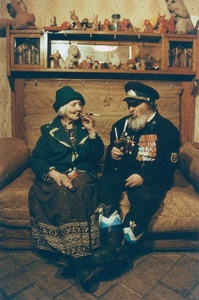 Пани Броня и Абрамыч. Из серии «Моды Петровского Бульвара», 1989 год, г. Москва. Съемка для британского журнала i-D, посвященного авангардной моде, музыке, искусству и молодежной культуре. Был основан дизайнером и бывшим арт-директором Vogue Терри Джонсом в 1980 году.