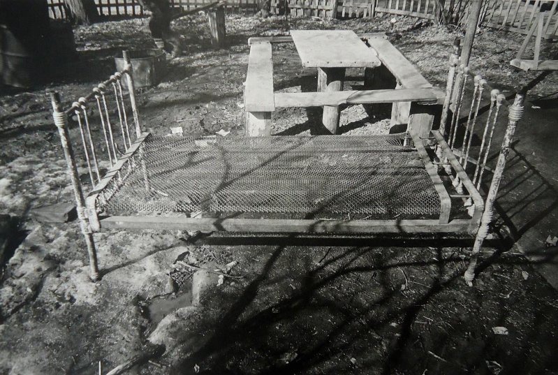 «...Дети кровать (старую из дома) вынесли», 1990-е, г. Самара. Фотография «Звезда самарской фотографии – Евгений Рябушко» с этой фотографией.