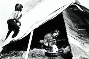 В ненецком чуме, 1990-е, Ямало-Ненецкий АО. Из серии «Ямало-Ненецкий автономный округ».Выставка «Дети 90-х» с этой фотографией.