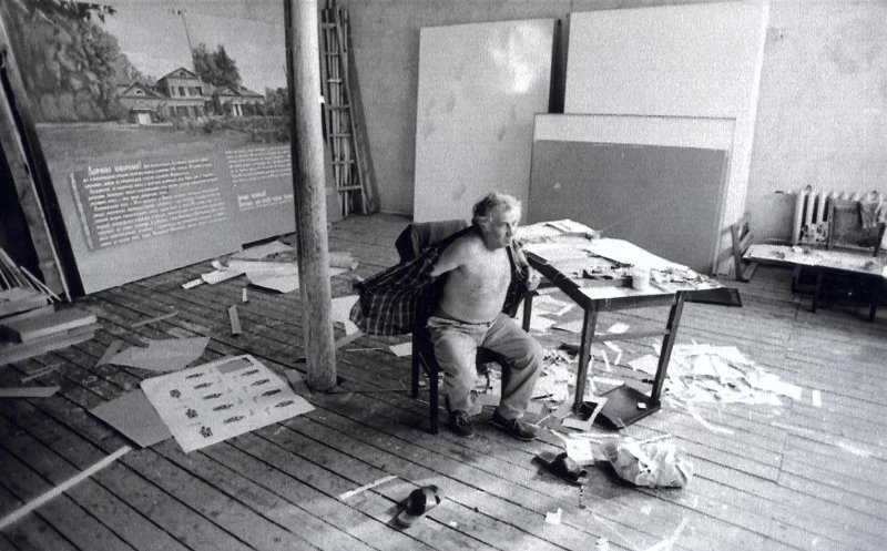 Илья Кабаков в мастерской, 1985 год. Выставка «КАБАКОВ» с этой фотографией.