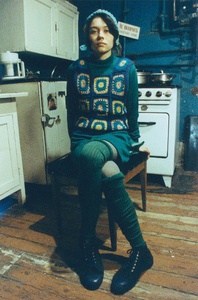 Из серии «Моды Петровского Бульвара», 1989 год, г. Москва. На табличке над плитой надпись: «Не включать работают люди». Фотосессия для британского журнала i-D, посвященного авангардной моде, музыке, искусству и молодежной культурe. Был основан дизайнером и бывшим арт-директором Vogue Терри Джонсом в 1980 году.Выставка «Разговоры на кухне» с этой фотографией.