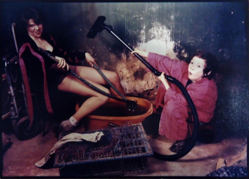 «...схватить шланги...», 1990-е, г. Самара. Фотография «Звезда самарской фотографии – Евгений Рябушко» с этой фотографией.