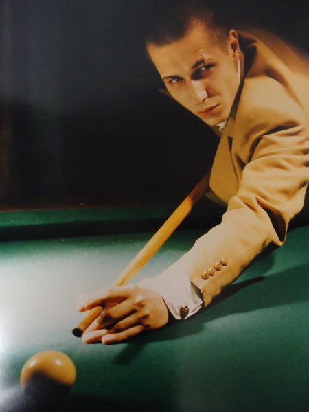 Портрет мужчины с кием у бильярдного стола, 1998 год. Выставка «"Шахматы в движении" – бильярд» с этой фотографией.