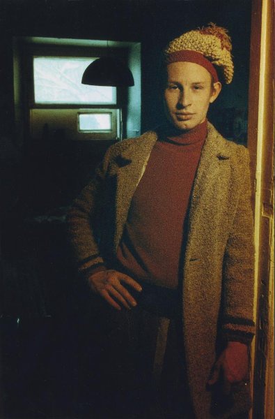 Модель в интерьере ванной комнаты, 1989 - 1991, г. Москва. Из серии «Мода А. Петлюры и московские художники, работавшие на Петровском бульваре».