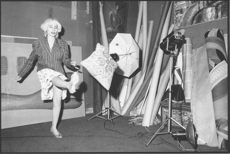 Жанна Агузарова в мастерской фотографа Сергея Борисова, 1990 год, г. Москва. Выставка «"Студия 50А"» с этой фотографией.