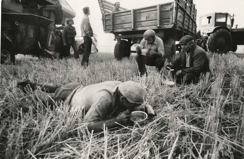 Из серии «Уборка». Обед на полевом стане, 1975 год. Выставки&nbsp;«Суп насущный», «Обеденный перерыв!» с этой фотографией.
