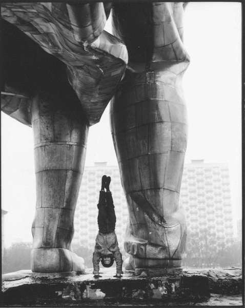 Акробат, 1993 год, г. Москва. Выставка «90-е. Поиск другого. Часть 1», видеовыставка «Звездный час соцреализма» с этой фотографией. Акробат – Олег Газманов.